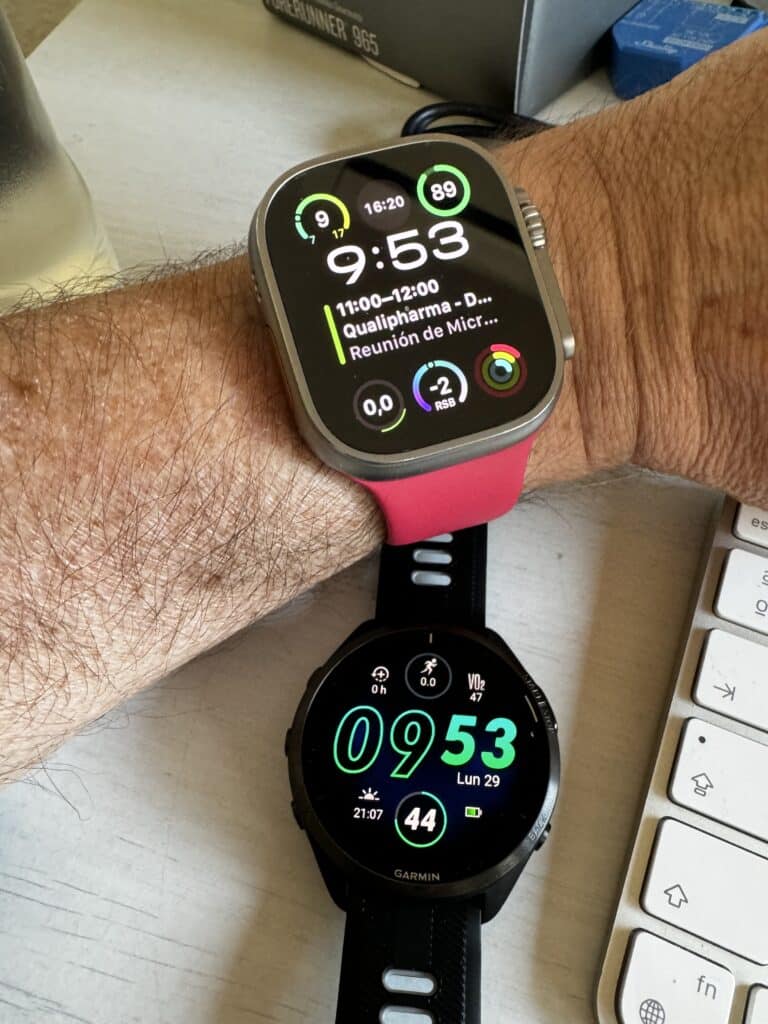 Apple Watch Ultra 1 y Garmin Forerunner 965 de abril de 2024