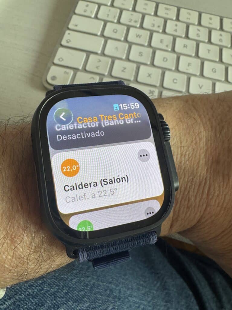 Ajustando el termostato de Netatmo desde la app Casa en el Apple Watch Ultra 2