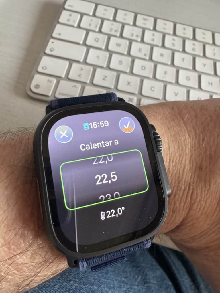 Ajustando el termostato de Netatmo desde la app Casa en el Apple Watch Ultra 2