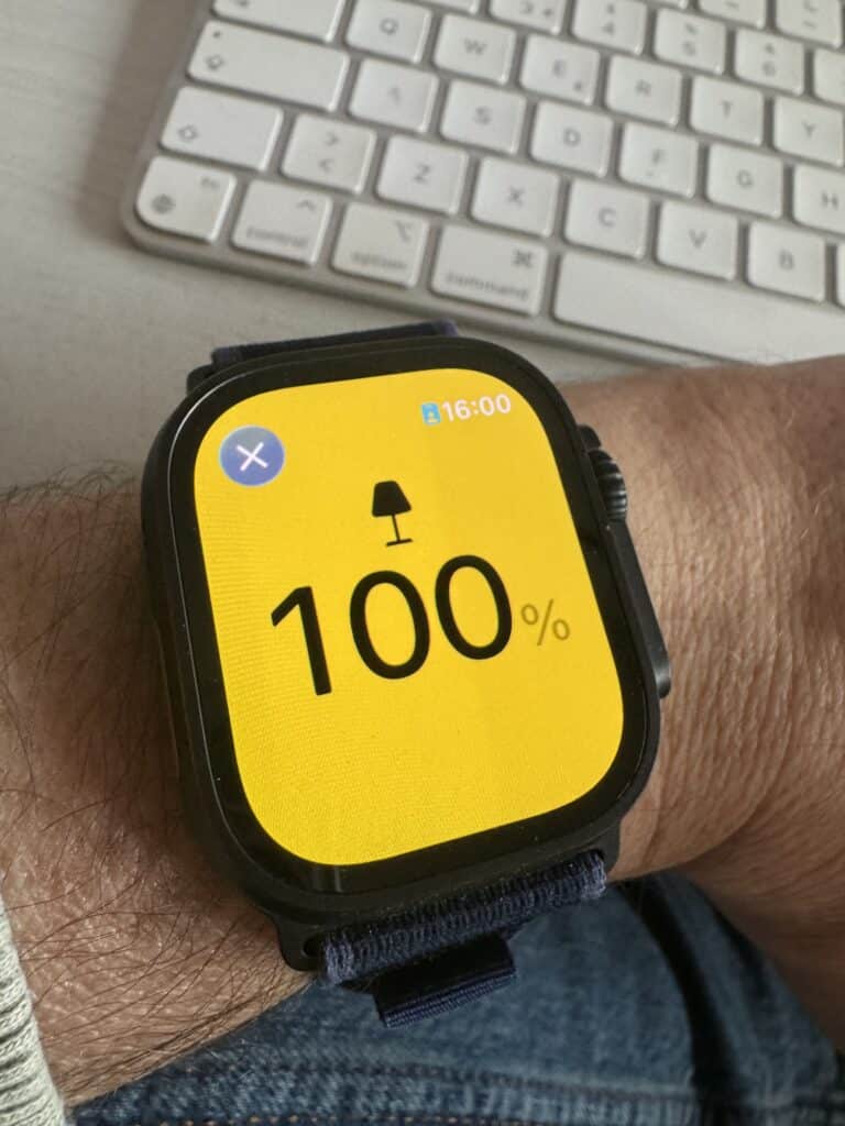 Encendiendo una lamparita desde la app Casa en el Apple Watch Ultra 2