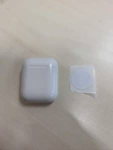 Tamaño de la pegatina NFC comparada con la caja de los AirPods